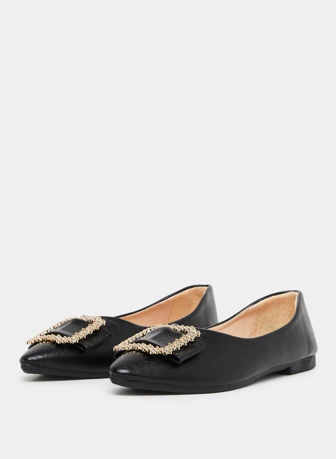 تايك تو حذاء فلات سادة مزين بإبزيم